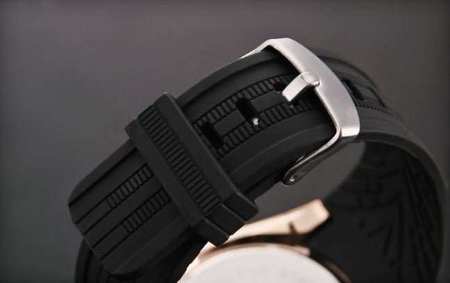 Elegant & Sporty V6 Stainless Steel & Silicone Men's Quartz Wrist Watch in Black & Gold