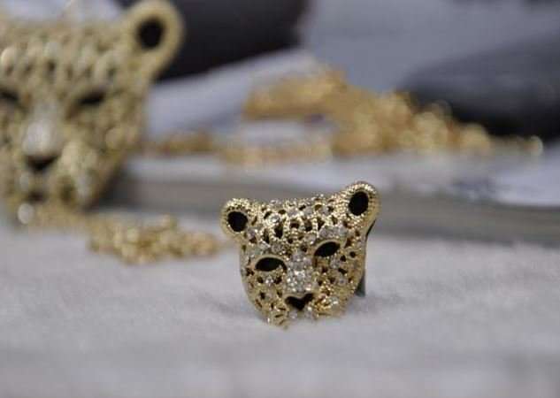 Elegant 18K Golden Chain Necklace With Rhinestone Leopard Head Pendant With Tassel in Gift Box