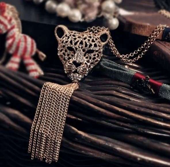 Elegant 18K Golden Chain Necklace With Rhinestone Leopard Head Pendant With Tassel in Gift Box