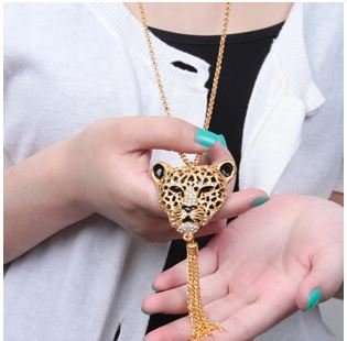 Elegant 18K Golden Chain Necklace With Rhinestone Leopard Head Pendant With Tassel in Gift Box