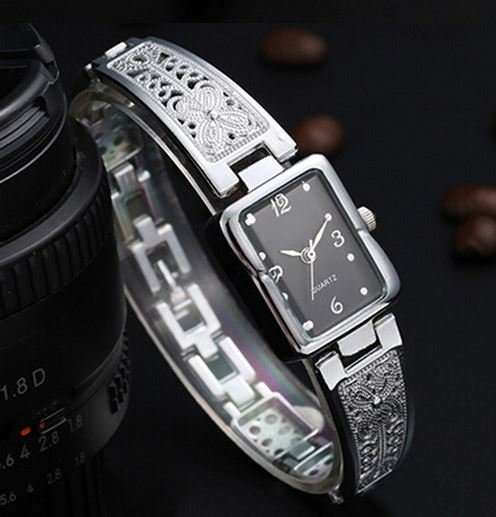 Elegant Ladies SOXY Quartz Wrist Watch in Gold or Silver