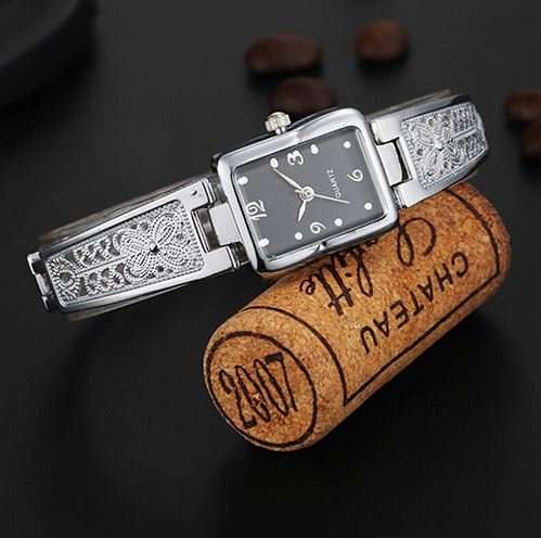 Elegant Ladies SOXY Quartz Wrist Watch in Gold or Silver