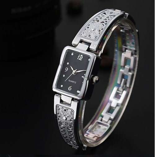 Elegant Ladies SOXY Quartz Wrist Watch in Gold or Silver