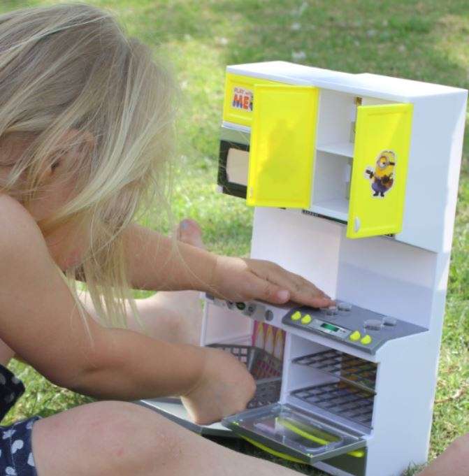 Minions Kitchen Play Set With Opening Doors, Sound & Light