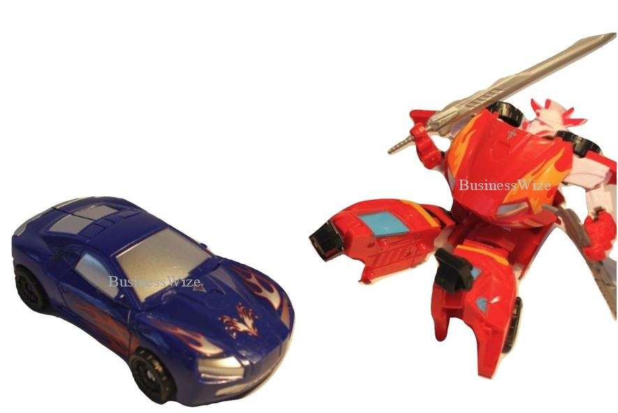 Super Change Robot Quickly Transforms Into a Car With Accessories