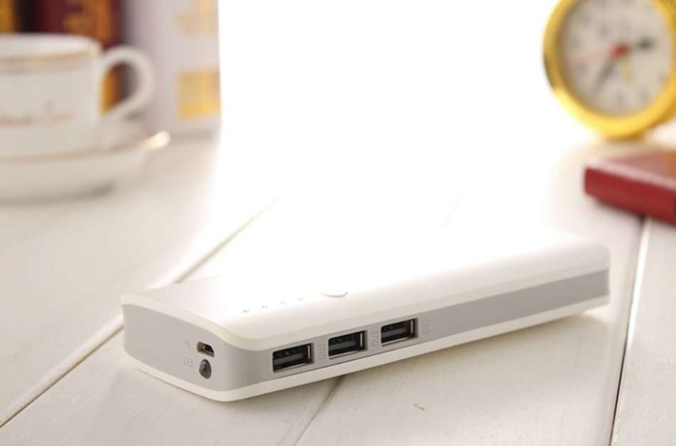 20 000mAh Power Bank With 3 USB Ports for Charging of Electronic Devices With LED Flashlight