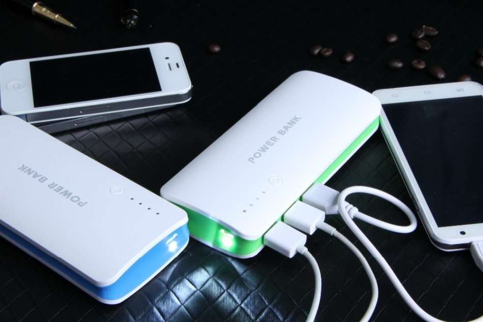 20 000mAh Power Bank With 3 USB Ports for Charging of Electronic Devices With LED Flashlight