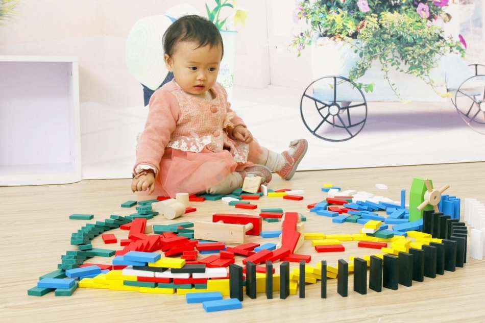 100 Piece Multi-Coloured Wooden Domino Building Block Set - Encourage Problem-Solving Skills