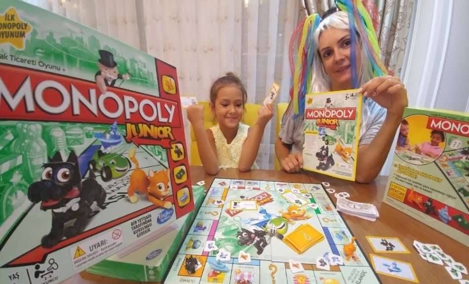 Monopoly Junior introduces your child to the wonderful world of Monopoly but simplifies the rules