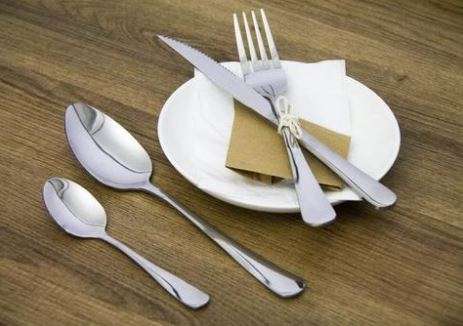 24 Piece Stainless Steel Cutlery Set in Wooden Case