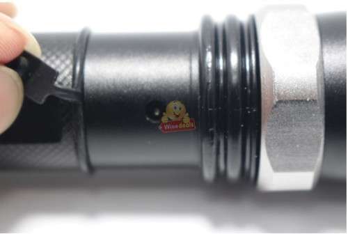 Super Bright 1500 Lumens CREE LED Zoomable Flashlight in Carry Case