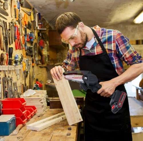 550W 24V Cordless Chain Saw in handy carry case with Accessories