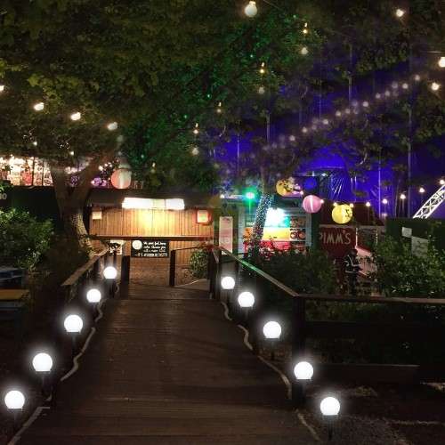 4 PIECE SOLAR LED WATERPROOF LIGHTS, EASY TO INSTALL AND EASY TO USE