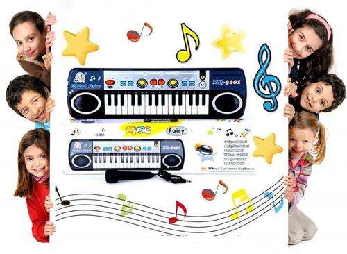 Electronic Keyboard Including Microphone and Batteries