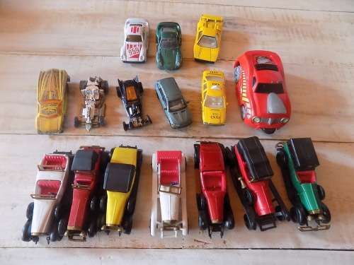 Joblot of Plastic & Die Cast Model Cars - See Description