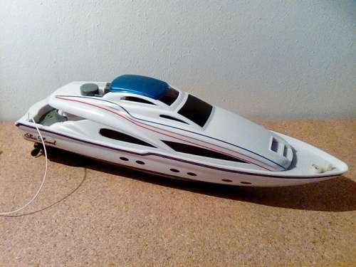 Hard Plastic Model of a Boat - Not Tested & No Remote - Size 34cm x 9cm x 11cm