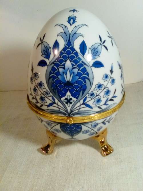Very Large Blue & White Floral Design Egg Shaped Holder(Ostrich Egg Size)