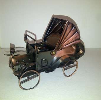 Vintage Metal Car that Plays a Melody (Postage R25)
