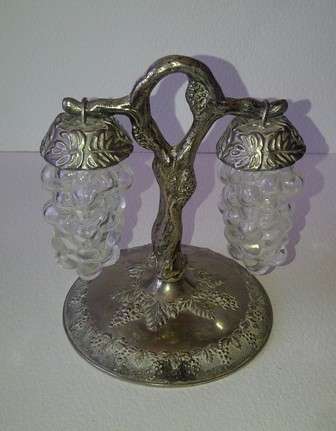 Unusual Salt & Pepper Set in the Shape of hanging Grapes
