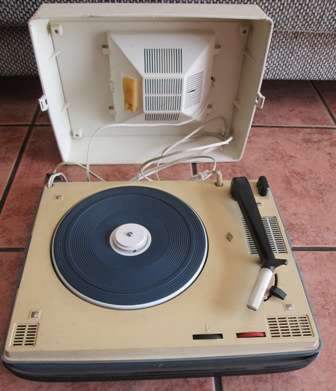 Retro Sierra Portable Turntable with Detachable Speaker