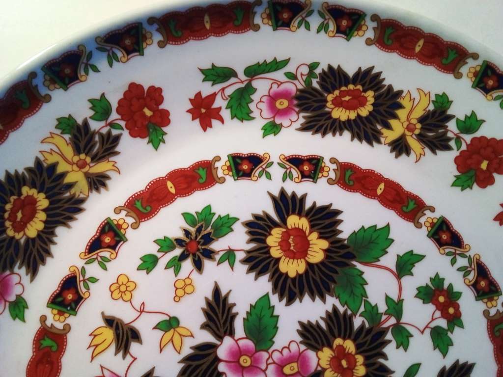 Bright Hand Painted Oriental Plate (SP008)