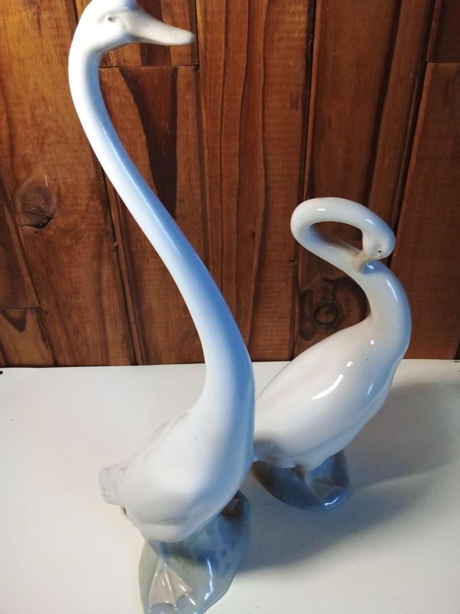 Pair of Nao Spain Swan Figurines