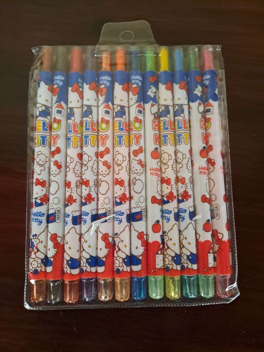 12 Hallo Kitty Crayons