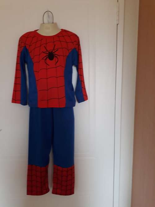 Spiderman costume and mask Age 4-5 years