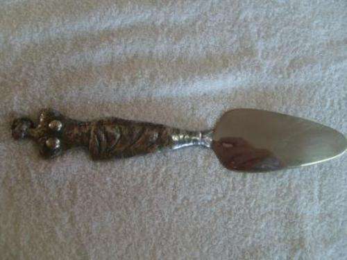 BEAUTIFUL CARROL BOYES CAKE LIFTER