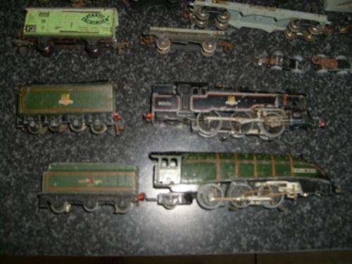 107 VINTAGE METAL HORNBY DUBLO 3 RAIL AND OTHER TRAIN ITEMS