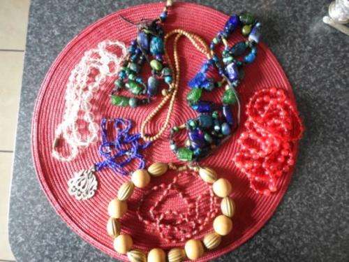 COLLECTION OF VINTAGE COSTUME JEWELERY NECKLACES