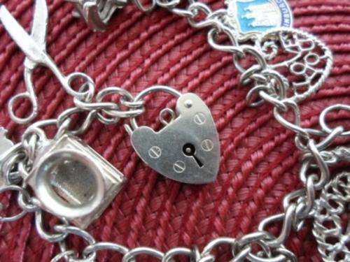 AMAZING!! STERLING SILVER CHARM BRACELET WITH 1973 LONDON SILVER LOCK & 18 CHARMS 37,1g