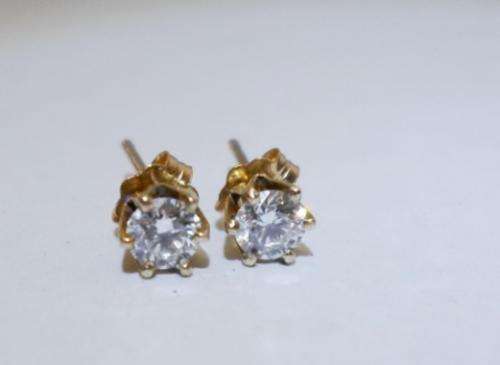 EXQUISITE!! PAIR OF 9ct GOLD AND 0.30ct DIAMOND STUD EARRINGS VS1-VS2 & F-G COLOUR VALUE R3000.00