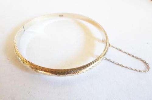 STUNNING!! VINTAGE STERLING SILVER CLIP BANGLE WITH BEAUTIFUL ENGRAVED DETAIL