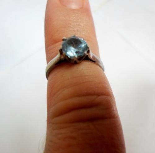 BEAUTIFUL!! VINTAGE 9ct GOLD, SILVER & BLUE TOPAZ RING SIZE J 1.5gr
