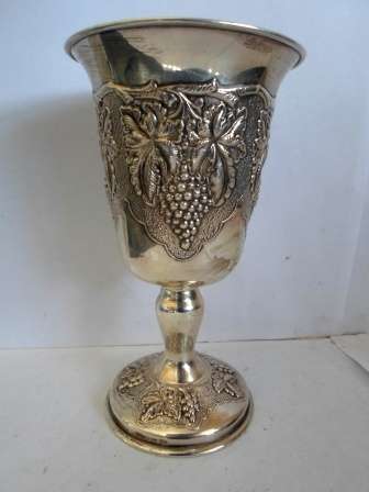 GORGEOUS!! VINTAGE STERLING SILVER WINE CHALICE WITH EMBOSSED GRAPE DETAIL 58.5gr