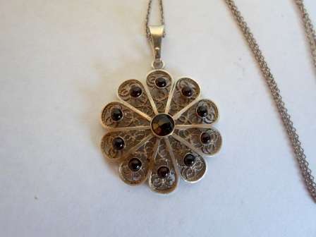 MAGNIFICENT!! VINTAGE FILIGREE STERLING SILVER & GARNET PENDANT & CHAIN,  6g WOW!!!