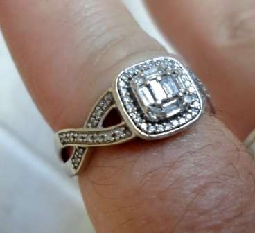 WOW!! STUNNING 9ct GOLD & 0.40ct +- DIAMOND CLUSTER RING  3,4g VALUE R9500 WOW!! WOW!!
