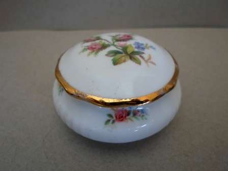 WOW!! LOVELY!! VINTAGE ROYAL ALBERT MOSS ROSE TRINKET BOX WOW!! WOW!!