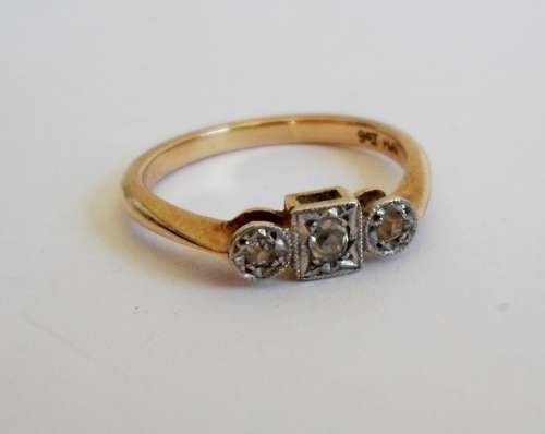 WOW!! ART DECO!! 9ct GOLD & PLATINUM 0.12ct DIAMOND RING CIRCA 1930's 2,2g  VALUE R5500