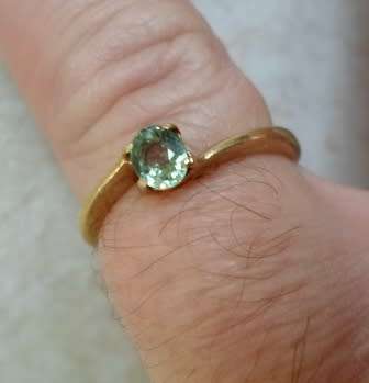 ELEGANT!!  9ct GOLD  0.20ct RADIANT GREEN PERIDOT RING 2,1g SIZE P  VALUE R2950