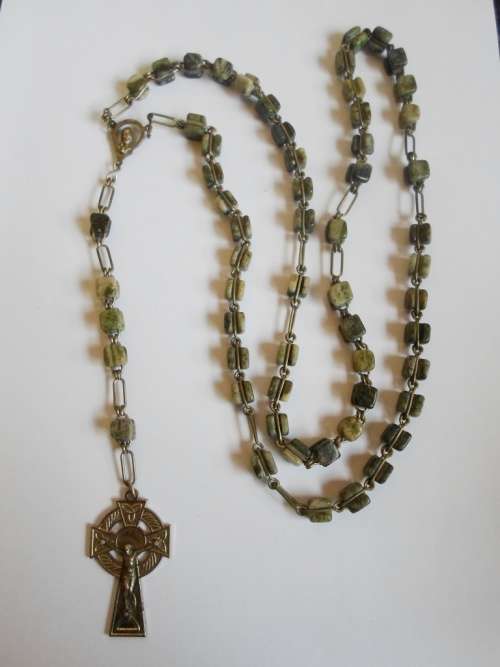 WOW!! LARGE VINTAGE CARVED GREEN STONE ROSARY 600 X 7mm WOW!!