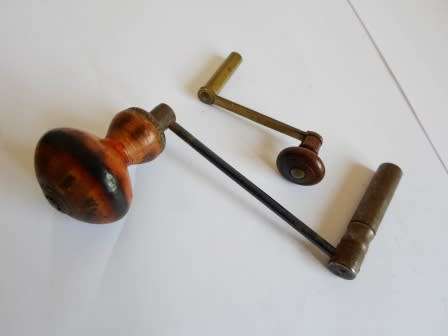 WOW!! 2 X 19TH CENTURY CLOCK WINDER KEYS 5,5mm & 3,5mm