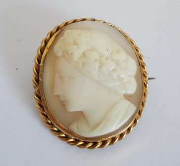 WOW!! VICTORIAN GOLD PLATED CAMEO BROOCH CIRCA 1870's  VALUE R1500 WOW!! WOW!!