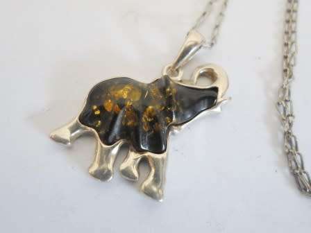 WOW!! STUNNING!! STERLING SILVER AMBER ELEPHANT PENDANT & CHAIN  7,5g  WOW!! WOW!!
