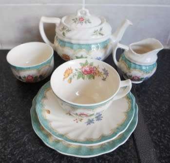 GORGEOUS!! VINTAGE ROYAL DOULTON "KINGSWOOD" BREAKFAST TEA SET WOW!! WOW!!