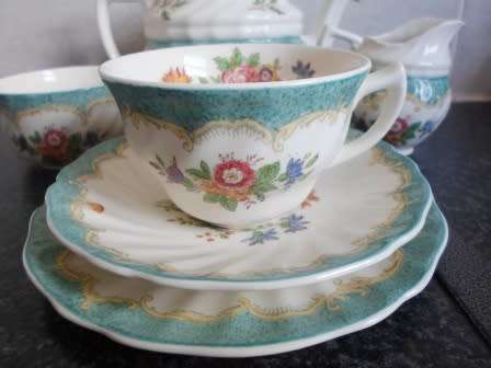 GORGEOUS!! VINTAGE ROYAL DOULTON "KINGSWOOD" BREAKFAST TEA SET WOW!! WOW!!
