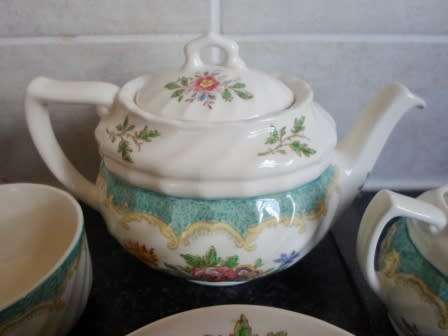 GORGEOUS!! VINTAGE ROYAL DOULTON "KINGSWOOD" BREAKFAST TEA SET WOW!! WOW!!