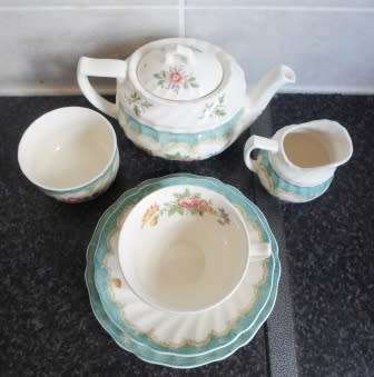 GORGEOUS!! VINTAGE ROYAL DOULTON "KINGSWOOD" BREAKFAST TEA SET WOW!! WOW!!