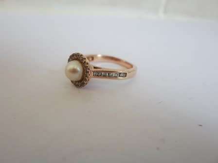 GORGEOUS!!  9ct ROSE GOLD 0,28ct DIAMOND PEARL RING   3,1g  VALUE R5500  STUNNING!!